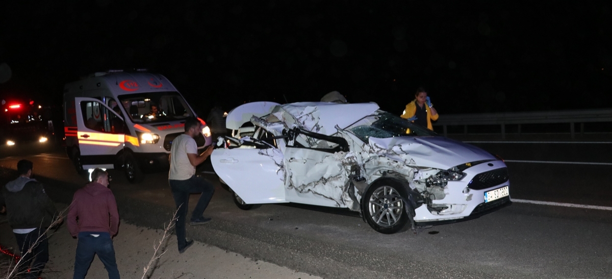 Otomobil kamyona çarptı: 1 ölü, 3 yaralı