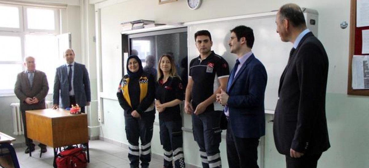 Liselilerden Sağlık Personellerine Pastalı Sürpriz