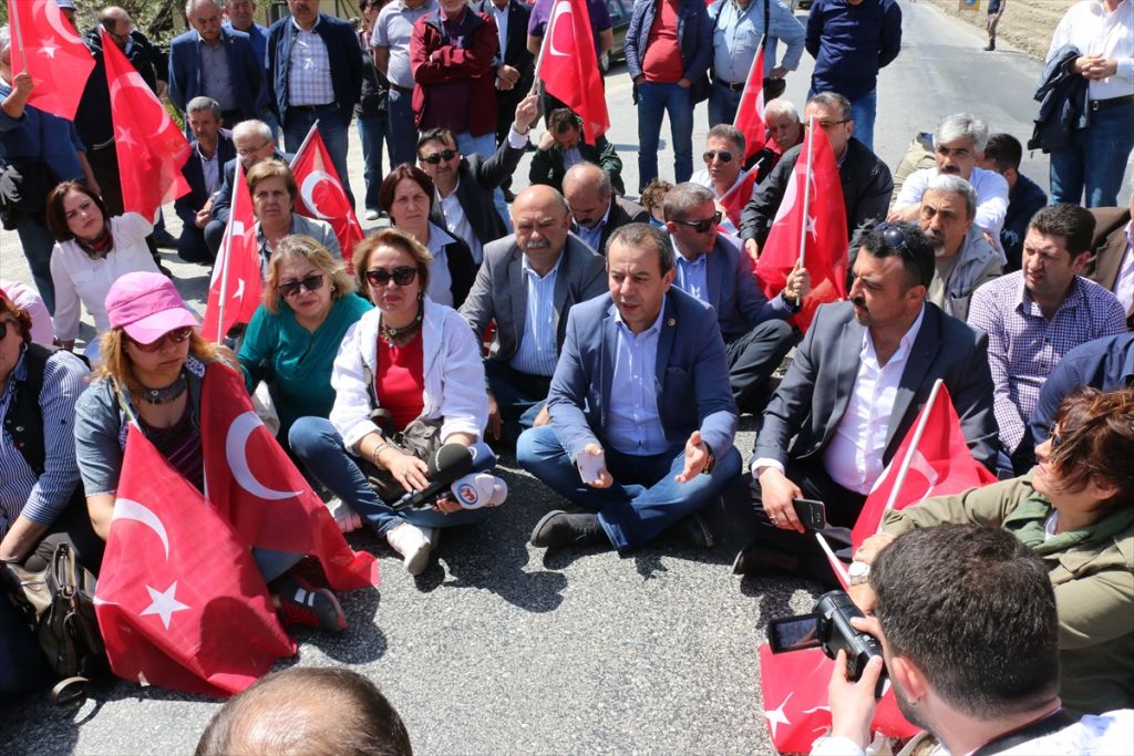 Bolu-Mudurnu karayolunda oturma eylemi