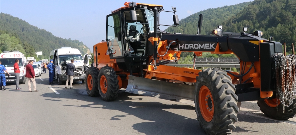 MEMURLARI TAŞIYAN MİNİBÜS İŞ MAKİNESİNE ÇARPTI: 10 YARALI