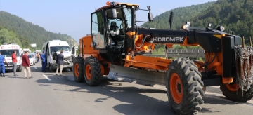 MEMURLARI TAŞIYAN MİNİBÜS İŞ MAKİNESİNE ÇARPTI: 10 YARALI