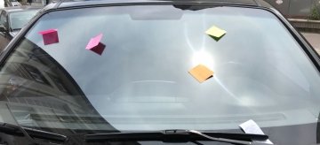 Sen misin kaldırıma park eden