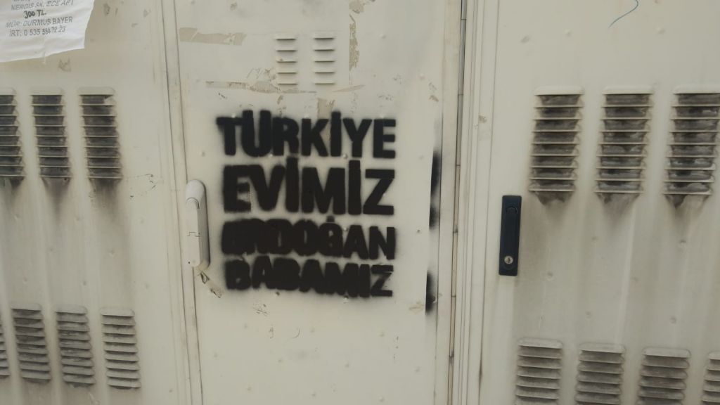 EVİMİZ TÜRKİYE BABAMIZ ERDOĞAN