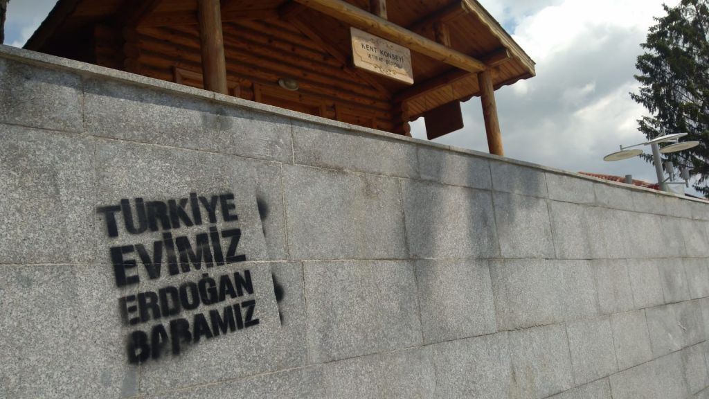 EVİMİZ TÜRKİYE BABAMIZ ERDOĞAN