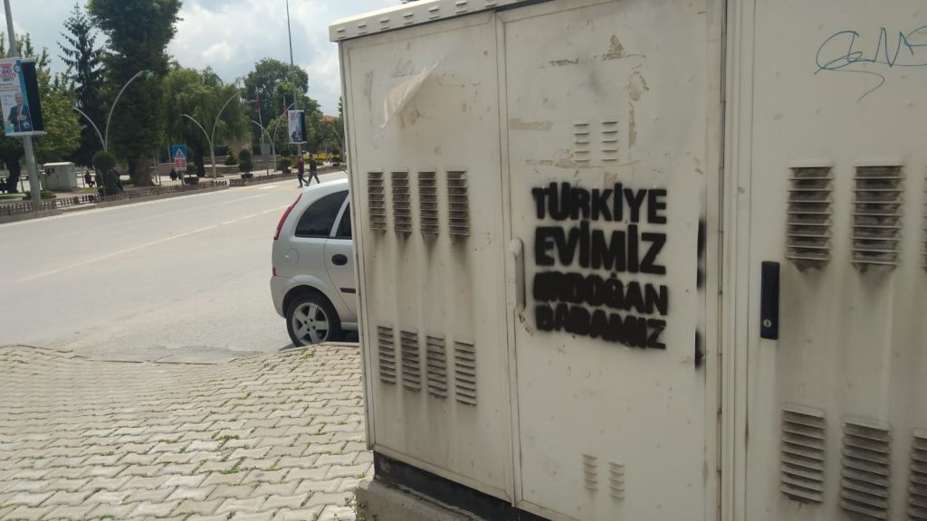 EVİMİZ TÜRKİYE BABAMIZ ERDOĞAN