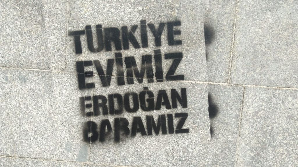 EVİMİZ TÜRKİYE BABAMIZ ERDOĞAN