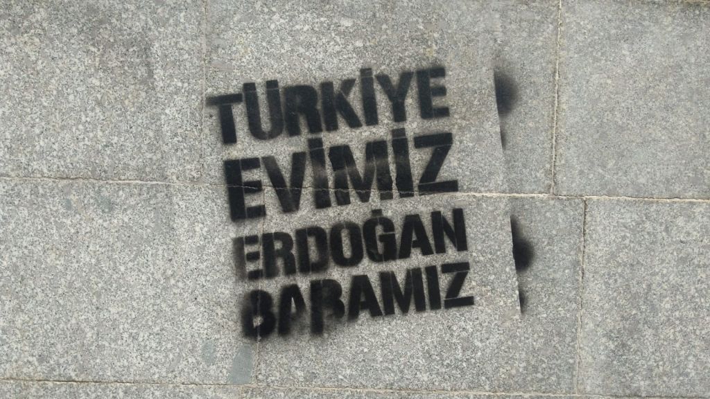 EVİMİZ TÜRKİYE BABAMIZ ERDOĞAN