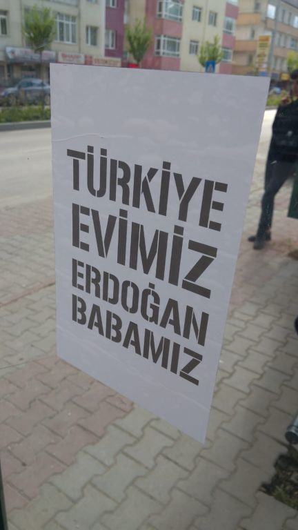 EVİMİZ TÜRKİYE BABAMIZ ERDOĞAN