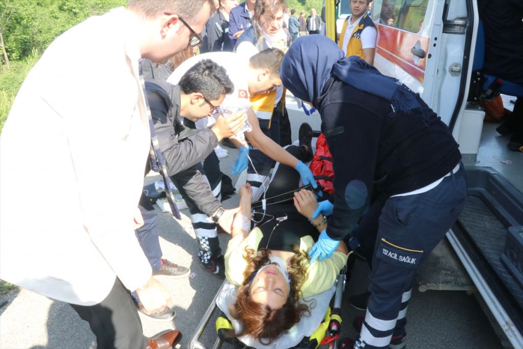 MEMURLARI TAŞIYAN MİNİBÜS İŞ MAKİNESİNE ÇARPTI: 10 YARALI