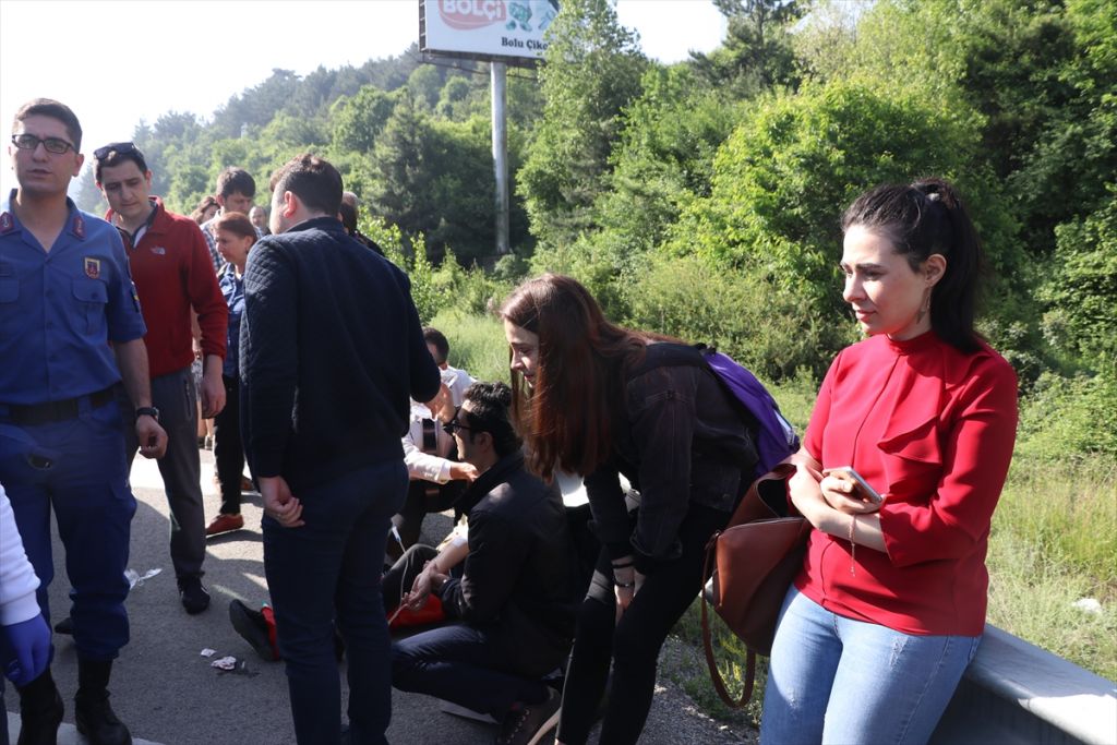 MEMURLARI TAŞIYAN MİNİBÜS İŞ MAKİNESİNE ÇARPTI: 10 YARALI