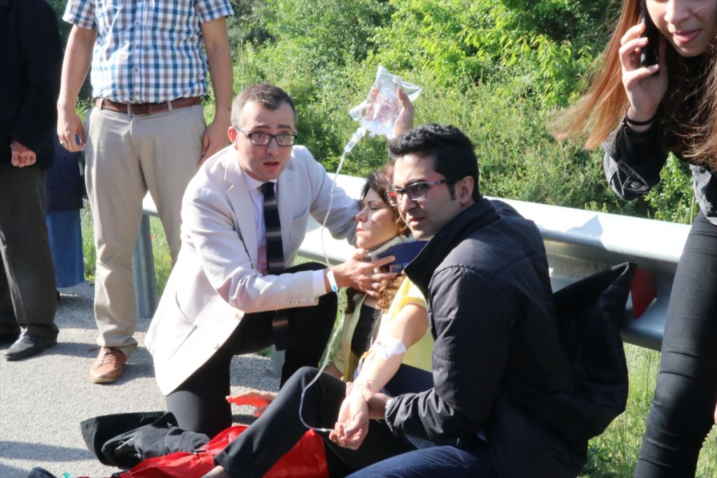 MEMURLARI TAŞIYAN MİNİBÜS İŞ MAKİNESİNE ÇARPTI: 10 YARALI