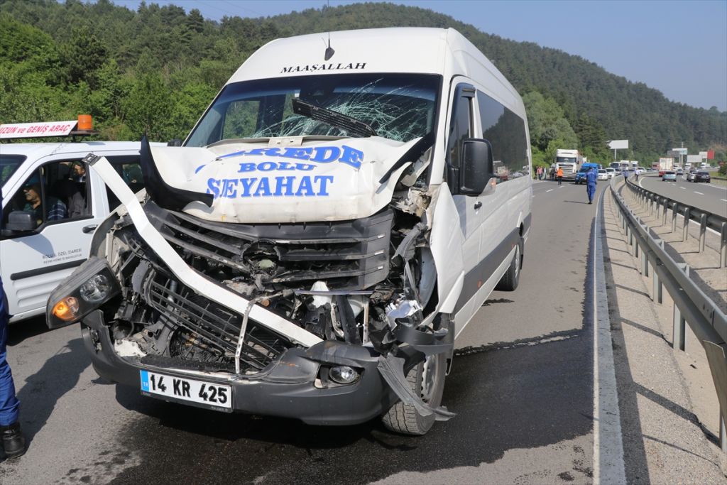 MEMURLARI TAŞIYAN MİNİBÜS İŞ MAKİNESİNE ÇARPTI: 10 YARALI