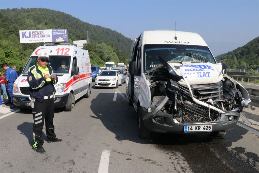MEMURLARI TAŞIYAN MİNİBÜS İŞ MAKİNESİNE ÇARPTI: 10 YARALI