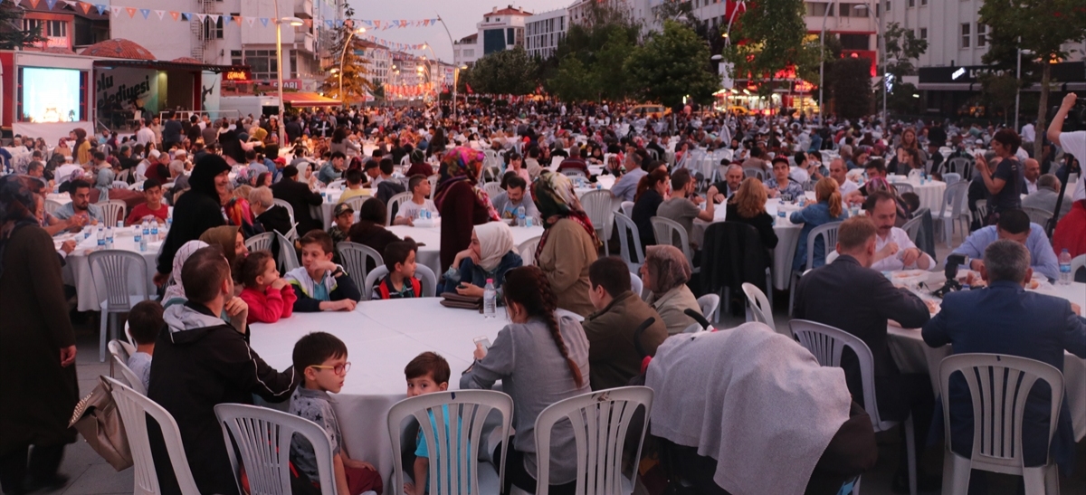 20 BİN KİŞİ İFTAR SOFRASINDA BULUŞTU