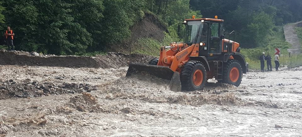 Sağanak yağmur yolları dereye çevirdi