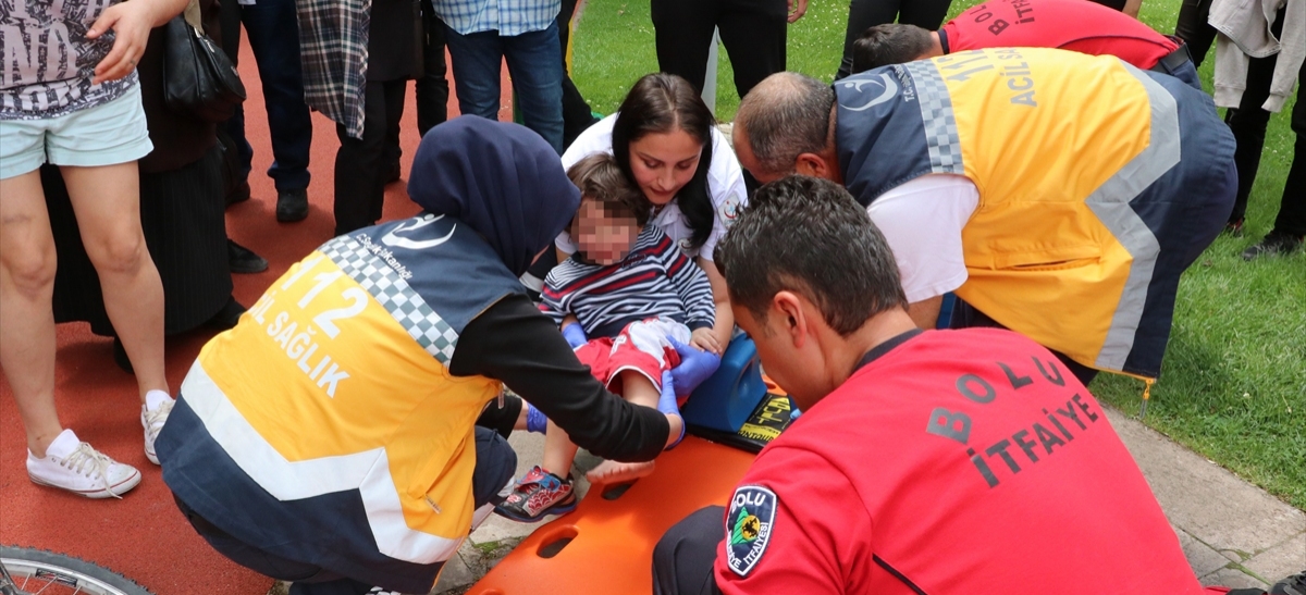 AYAĞI BİSİKLETİN TEKERİNE SIKIŞAN ÇOCUĞU İTFAİYE KURTARDI