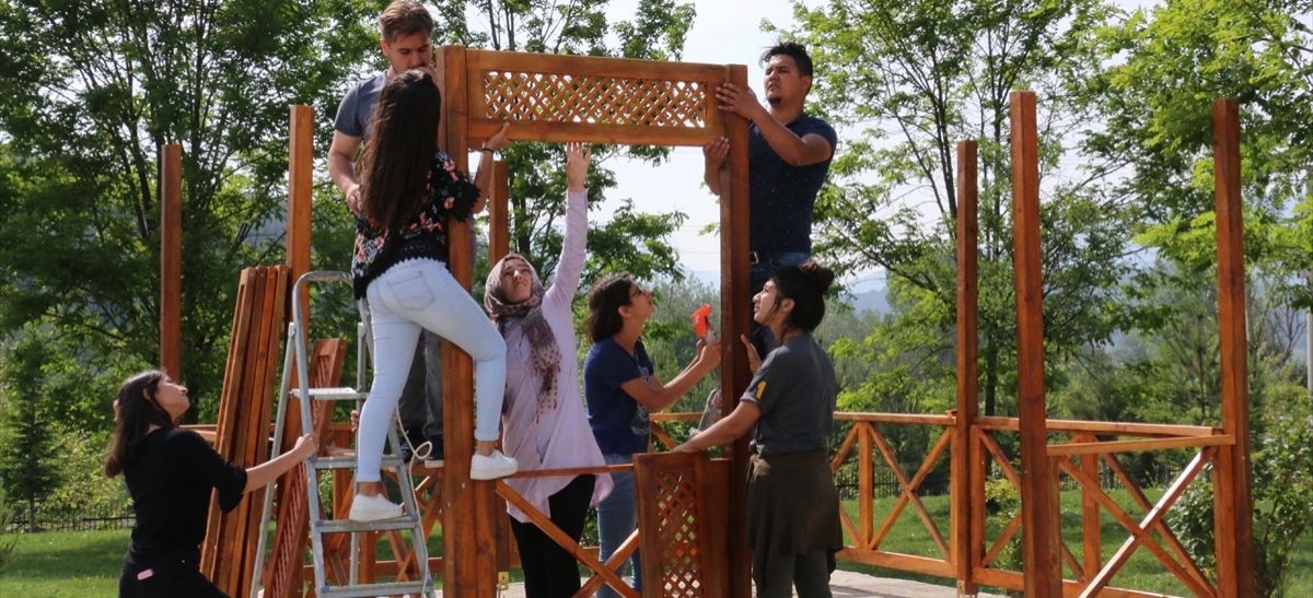 ÖĞRENCİLER, OKUL BAHÇESİNE KAMELYA YAPTI