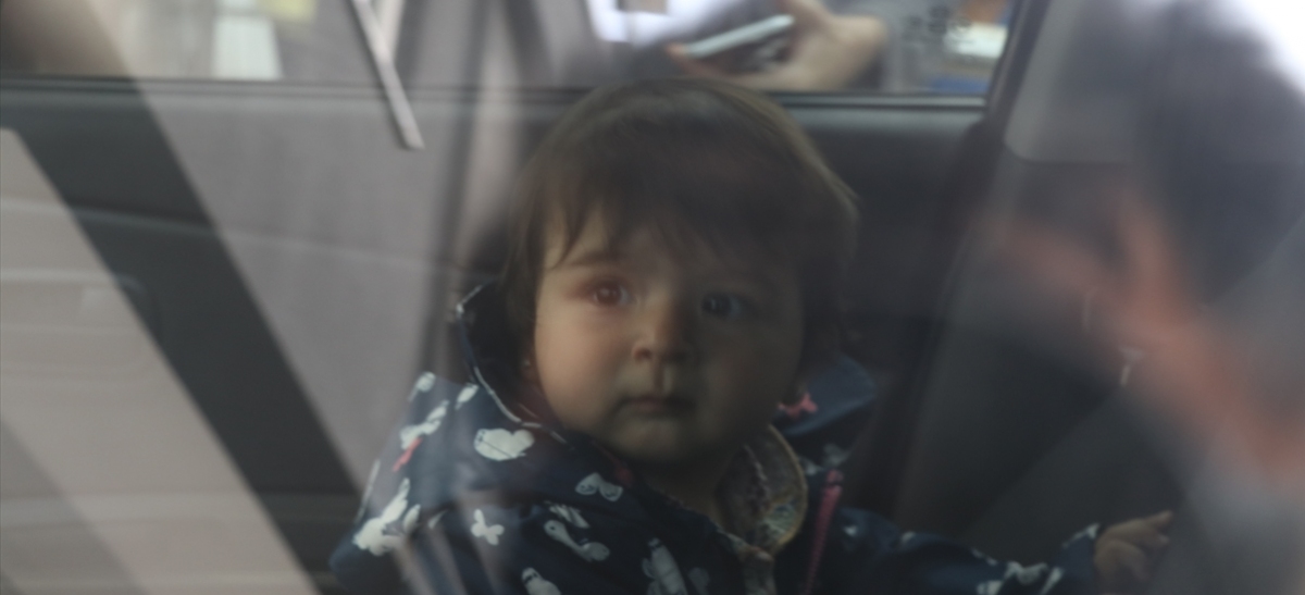 Otomobilde mahsur kalan bebeği itfaiye kurtardı