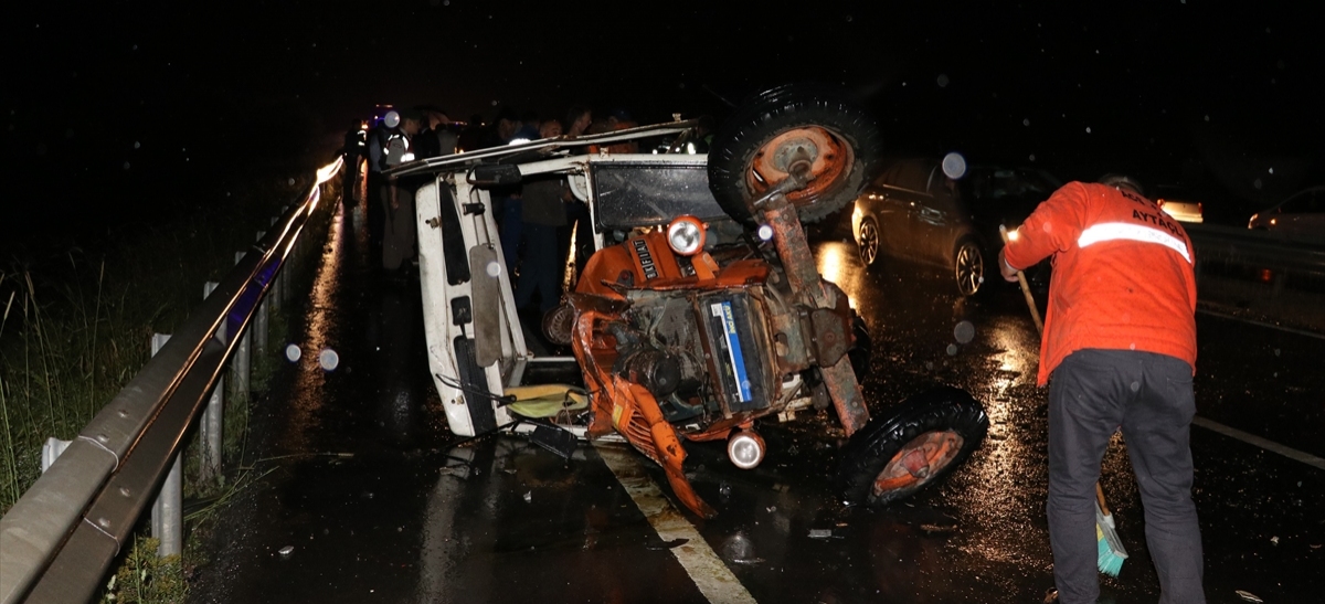 Kamyonetle traktör çarpıştı: 8 yaralı