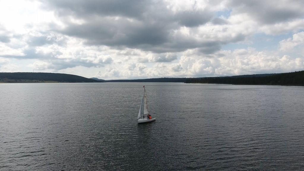 1500 RAKIMLI GÖLDE YELKEN AÇIYOR