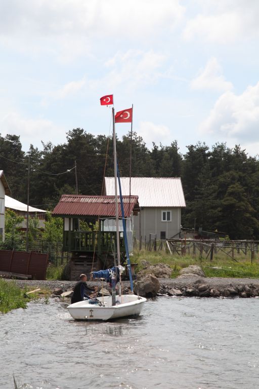 1500 RAKIMLI GÖLDE YELKEN AÇIYOR