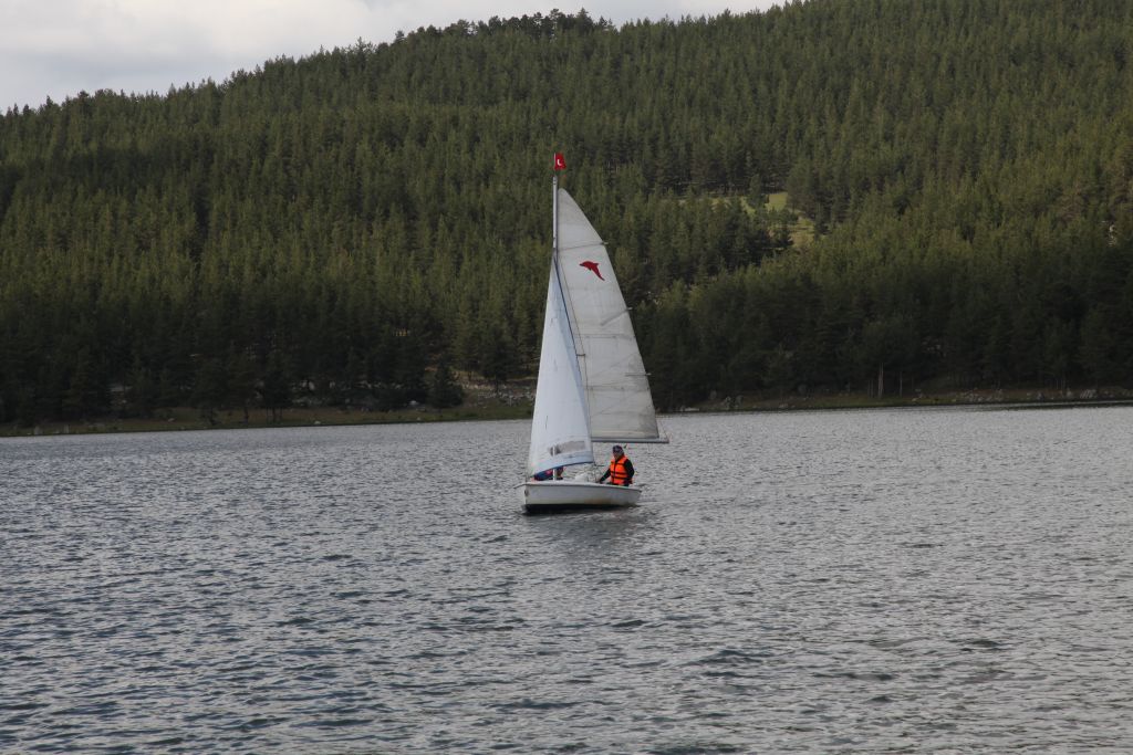 1500 RAKIMLI GÖLDE YELKEN AÇIYOR