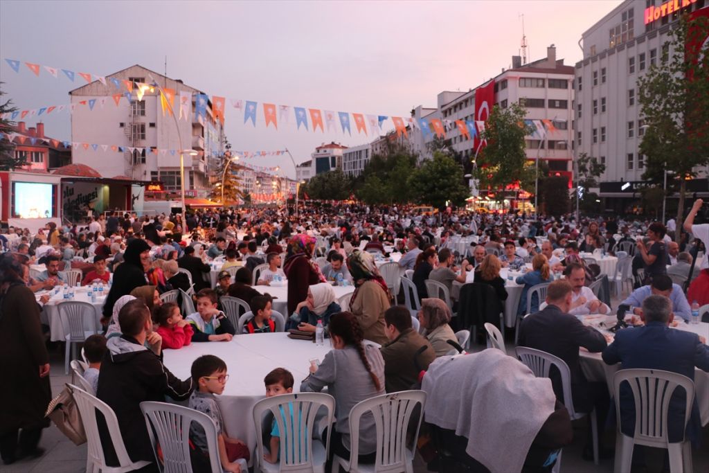 20 BİN KİŞİ İFTAR SOFRASINDA BULUŞTU