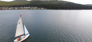 1500 RAKIMLI GÖLDE YELKEN AÇIYOR