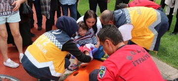 AYAĞI BİSİKLETİN TEKERİNE SIKIŞAN ÇOCUĞU İTFAİYE KURTARDI