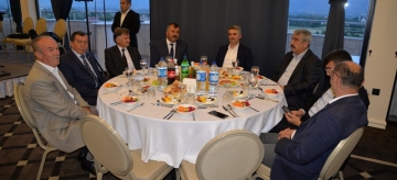 VALİ BARUŞ MUHTARLARLA İFTAR AÇTI