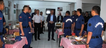 VALİ BARUŞ ASKERLERLE SAHUR YAPTI