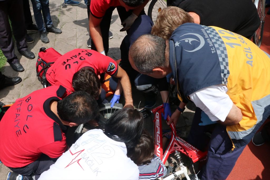 AYAĞI BİSİKLETİN TEKERİNE SIKIŞAN ÇOCUĞU İTFAİYE KURTARDI