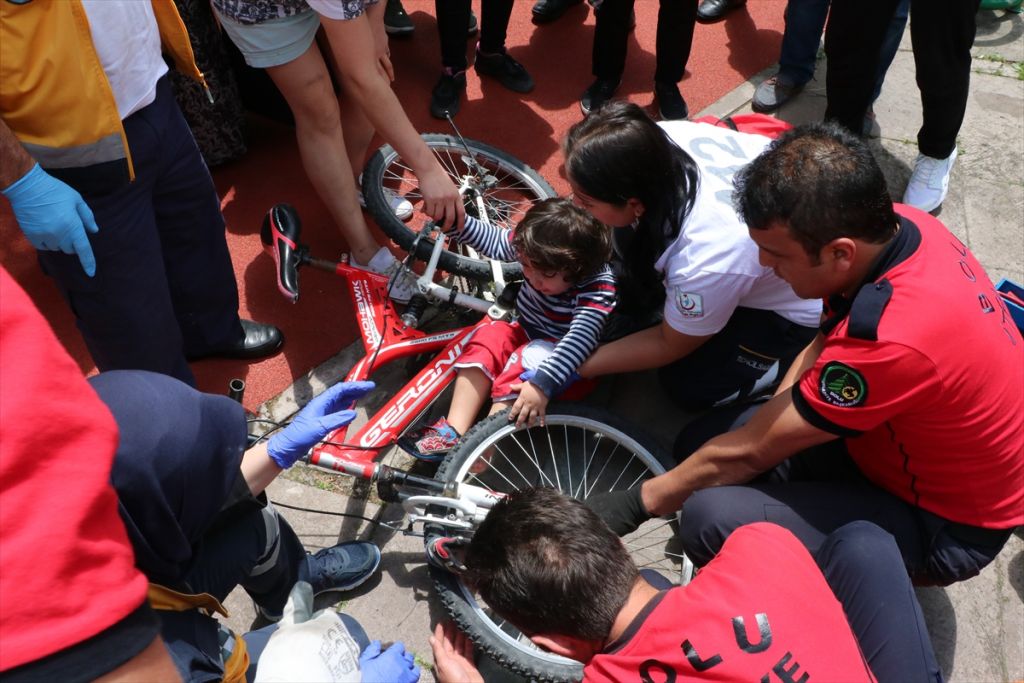 AYAĞI BİSİKLETİN TEKERİNE SIKIŞAN ÇOCUĞU İTFAİYE KURTARDI