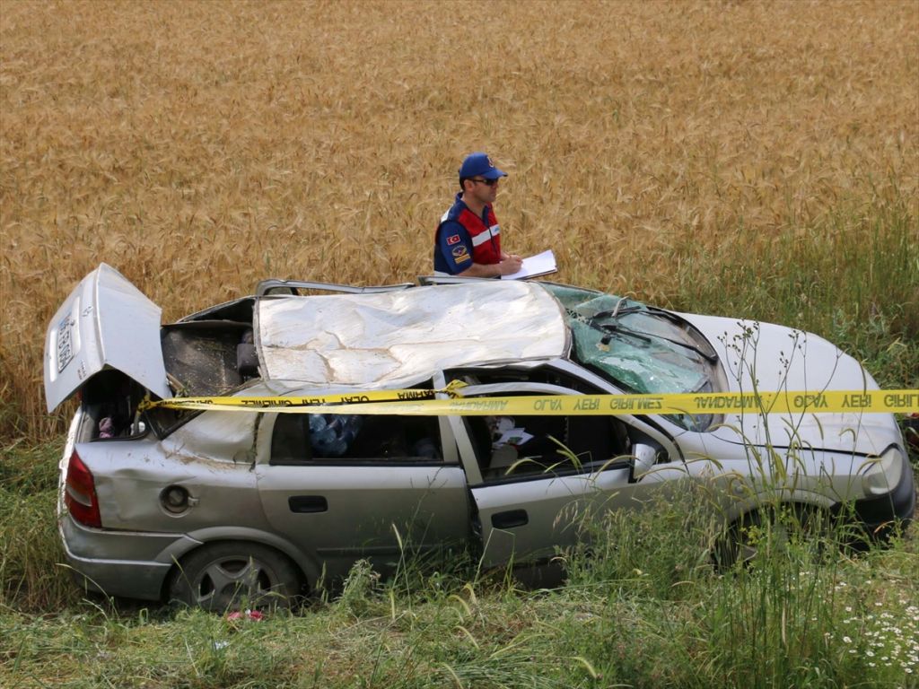 Bolu'da otomobil şarampole devrildi: 5 yaralı