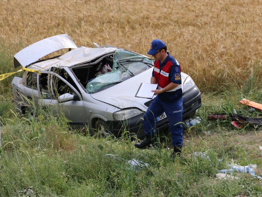 Bolu'da otomobil şarampole devrildi: 5 yaralı