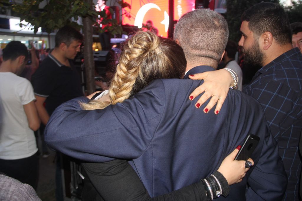 EŞİ GÖZYAŞLARINA BOĞULDU