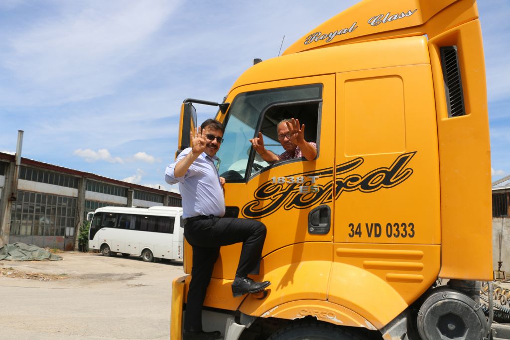 Esnaftan Ak Parti'ye pankartlı destek