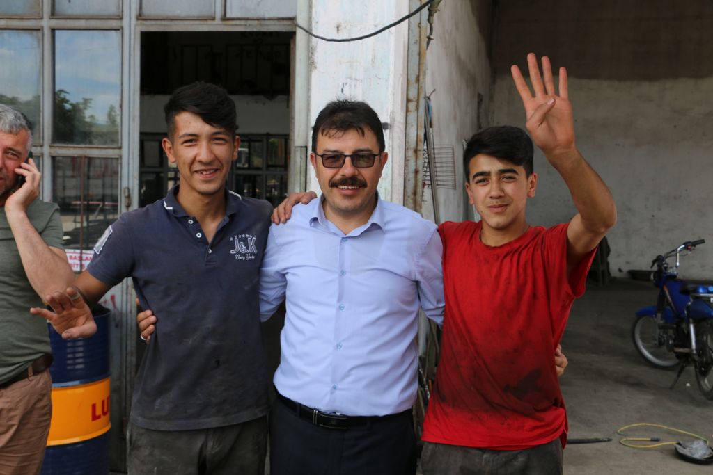 Esnaftan Ak Parti'ye pankartlı destek