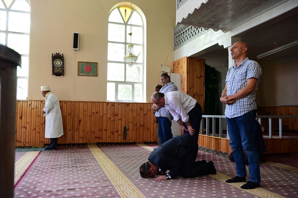 İnce, cuma namazını Bolu'da kıldı