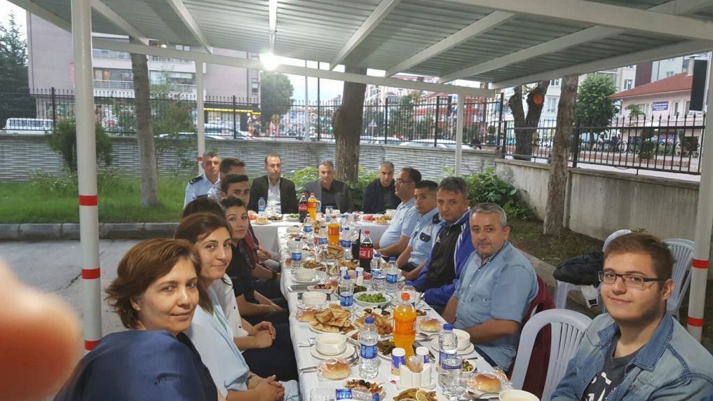 KARAKOL BAHÇESİNDE İFTAR YAPTILAR