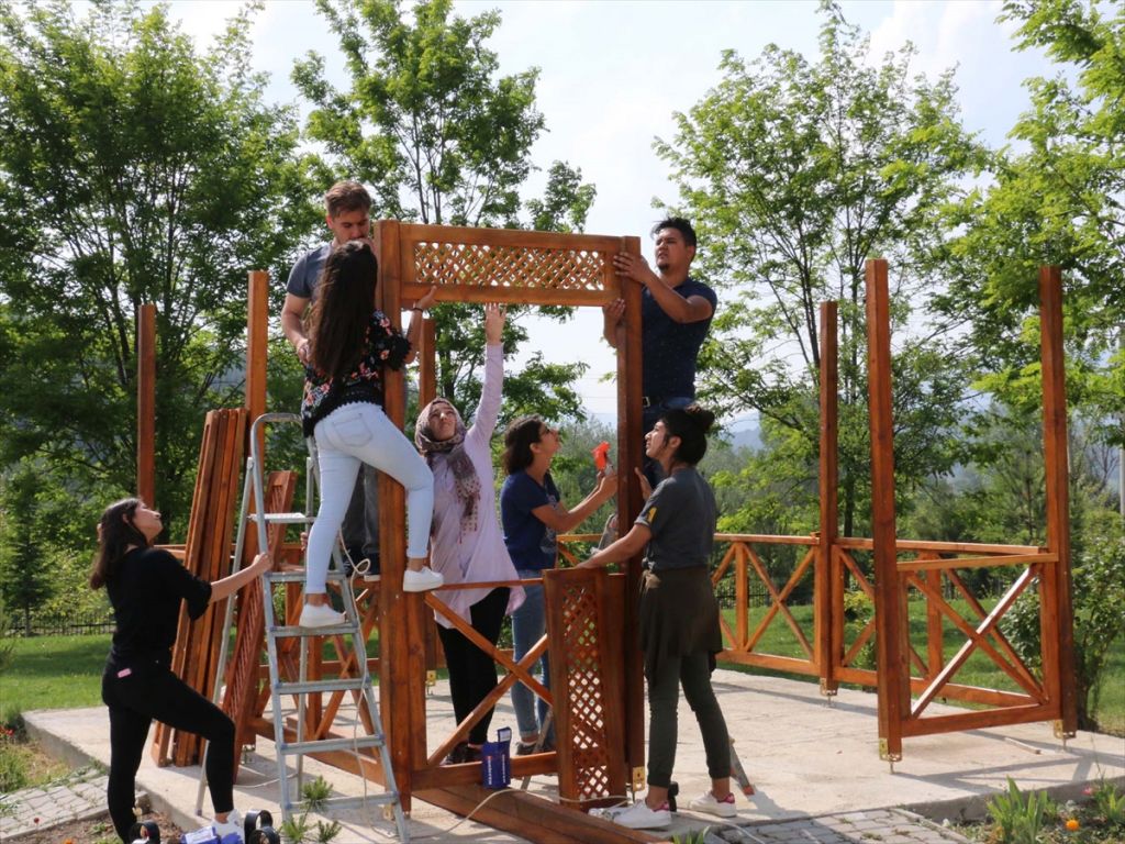 ÖĞRENCİLER, OKUL BAHÇESİNE KAMELYA YAPTI