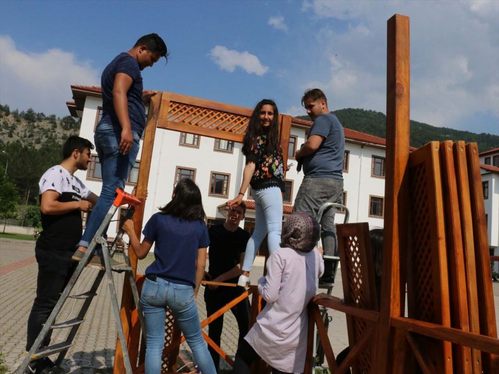 ÖĞRENCİLER, OKUL BAHÇESİNE KAMELYA YAPTI
