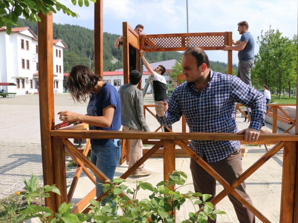 ÖĞRENCİLER, OKUL BAHÇESİNE KAMELYA YAPTI