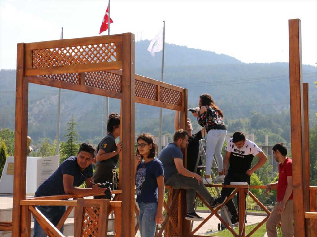 ÖĞRENCİLER, OKUL BAHÇESİNE KAMELYA YAPTI