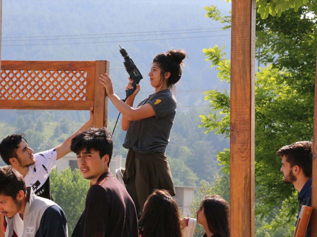 ÖĞRENCİLER, OKUL BAHÇESİNE KAMELYA YAPTI