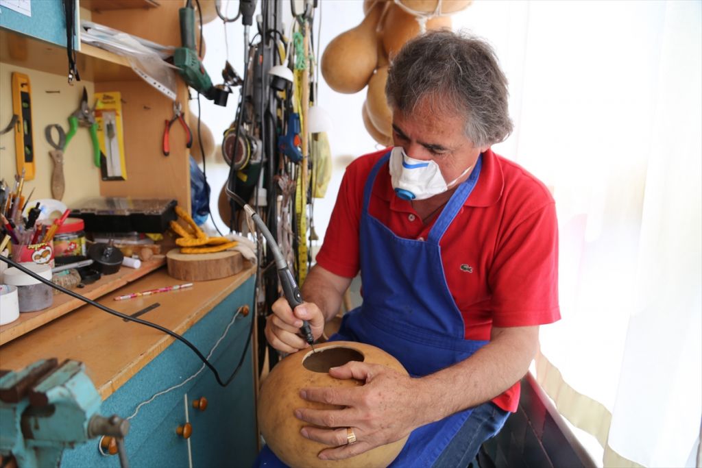 Ordulu ikiz kardeşler su kabağını sanata çeviriyor