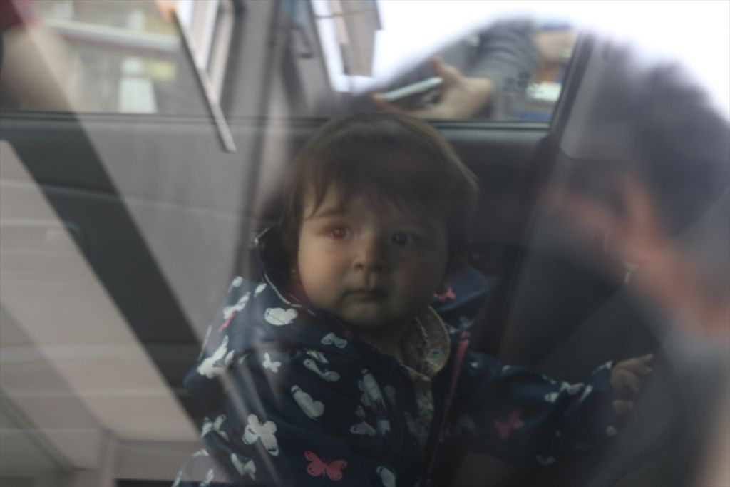 Otomobilde mahsur kalan bebeği itfaiye kurtardı