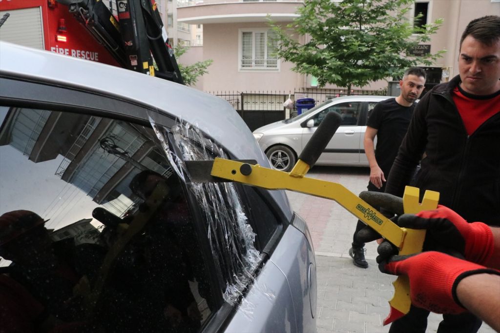 Otomobilde mahsur kalan bebeği itfaiye kurtardı