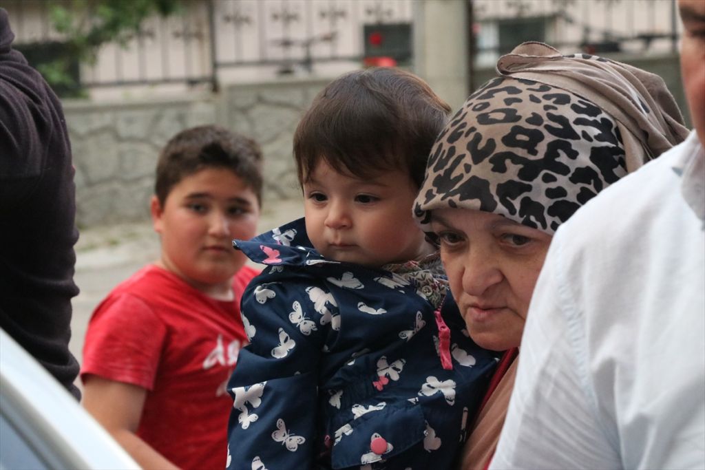 Otomobilde mahsur kalan bebeği itfaiye kurtardı