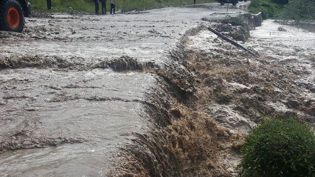 Sağanak yağmur yolları dereye çevirdi